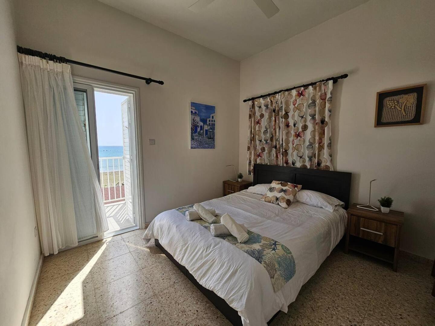 Ammos Beachfront Villa Paradise ラルナカ エクステリア 写真