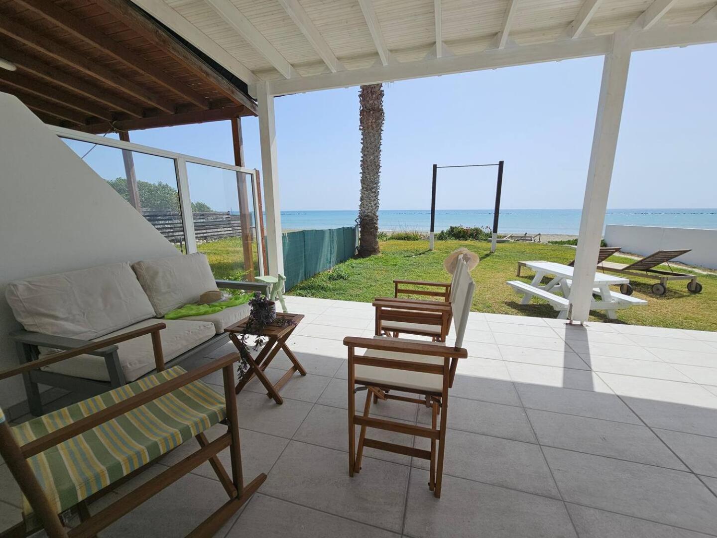 Ammos Beachfront Villa Paradise ラルナカ エクステリア 写真