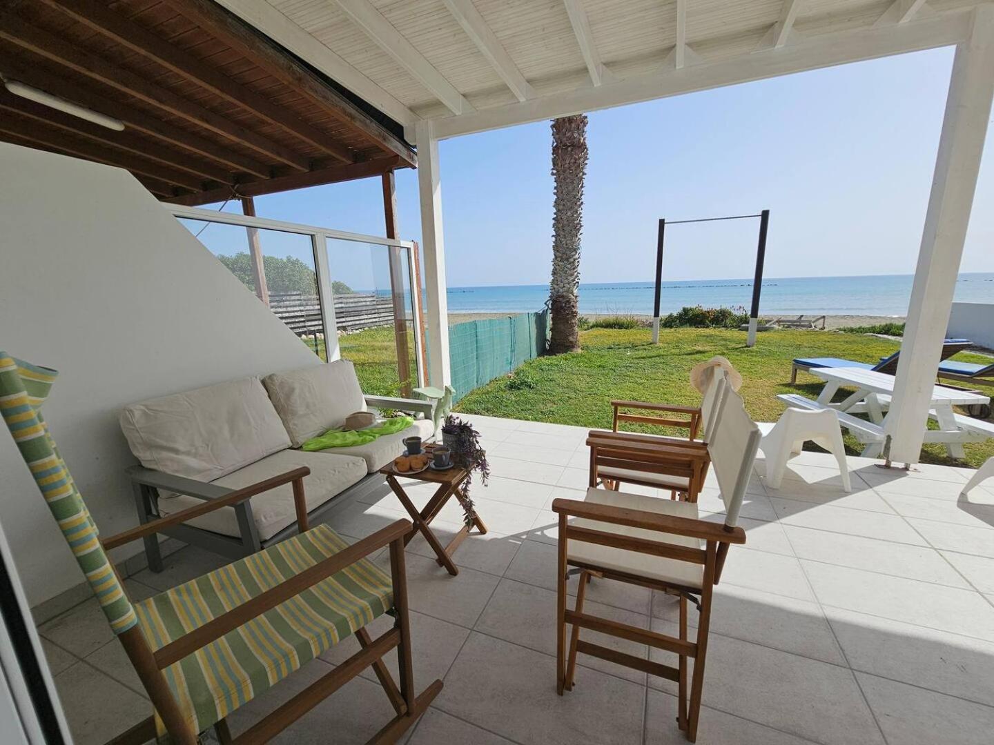 Ammos Beachfront Villa Paradise ラルナカ エクステリア 写真