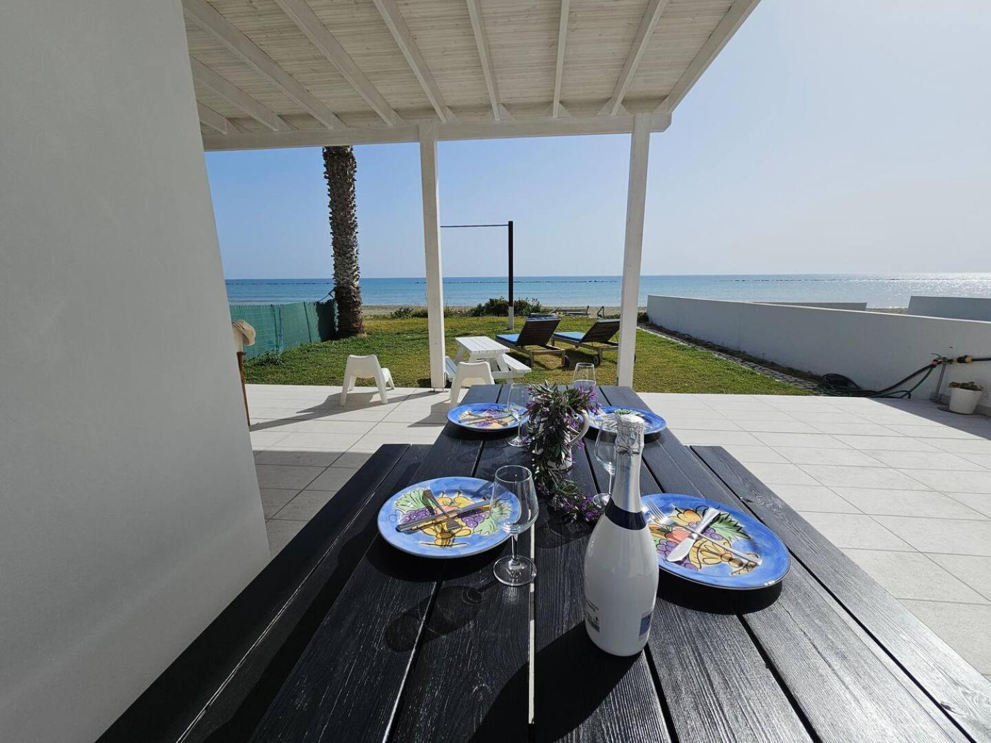 Ammos Beachfront Villa Paradise ラルナカ エクステリア 写真