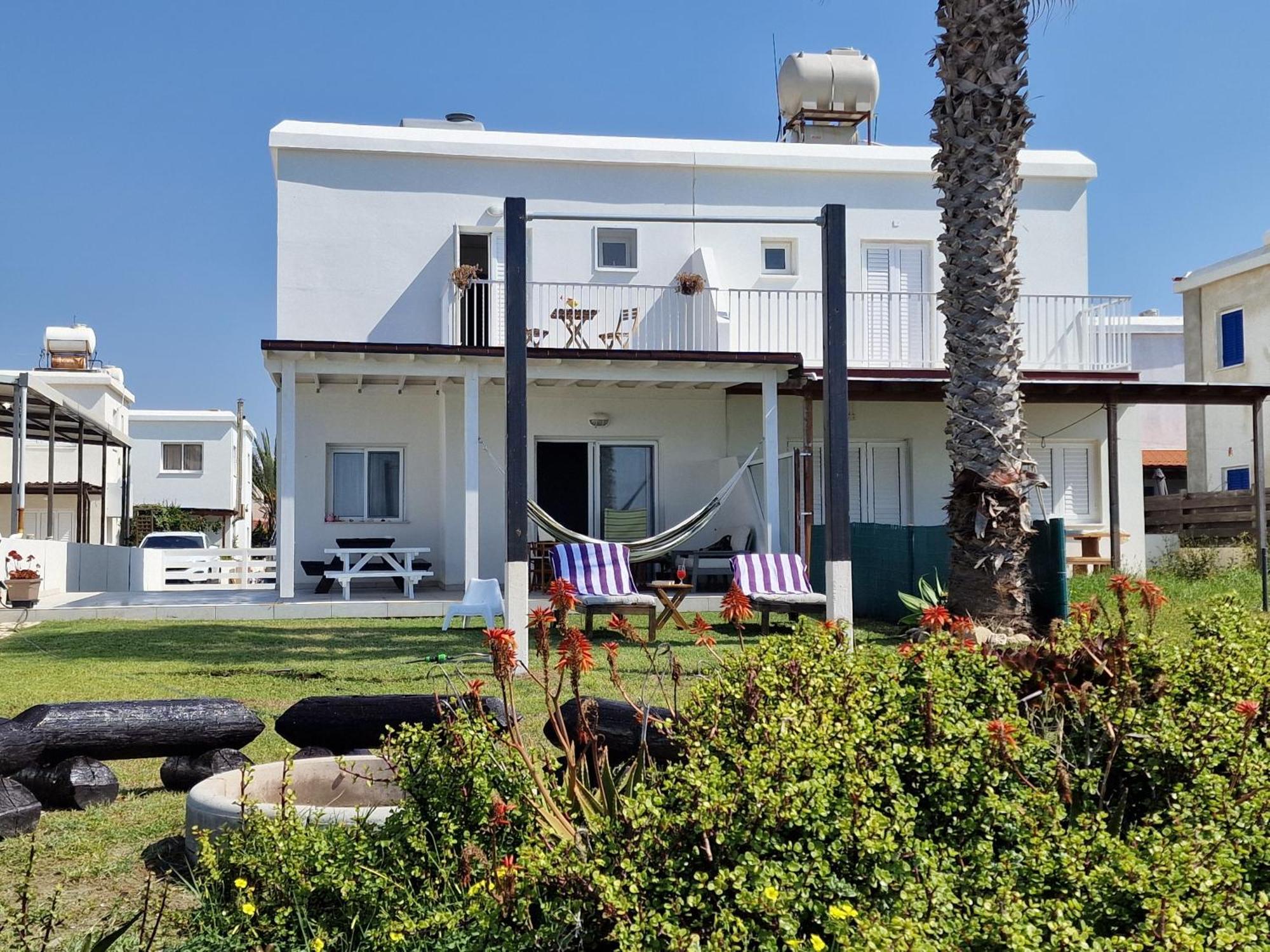 Ammos Beachfront Villa Paradise ラルナカ エクステリア 写真